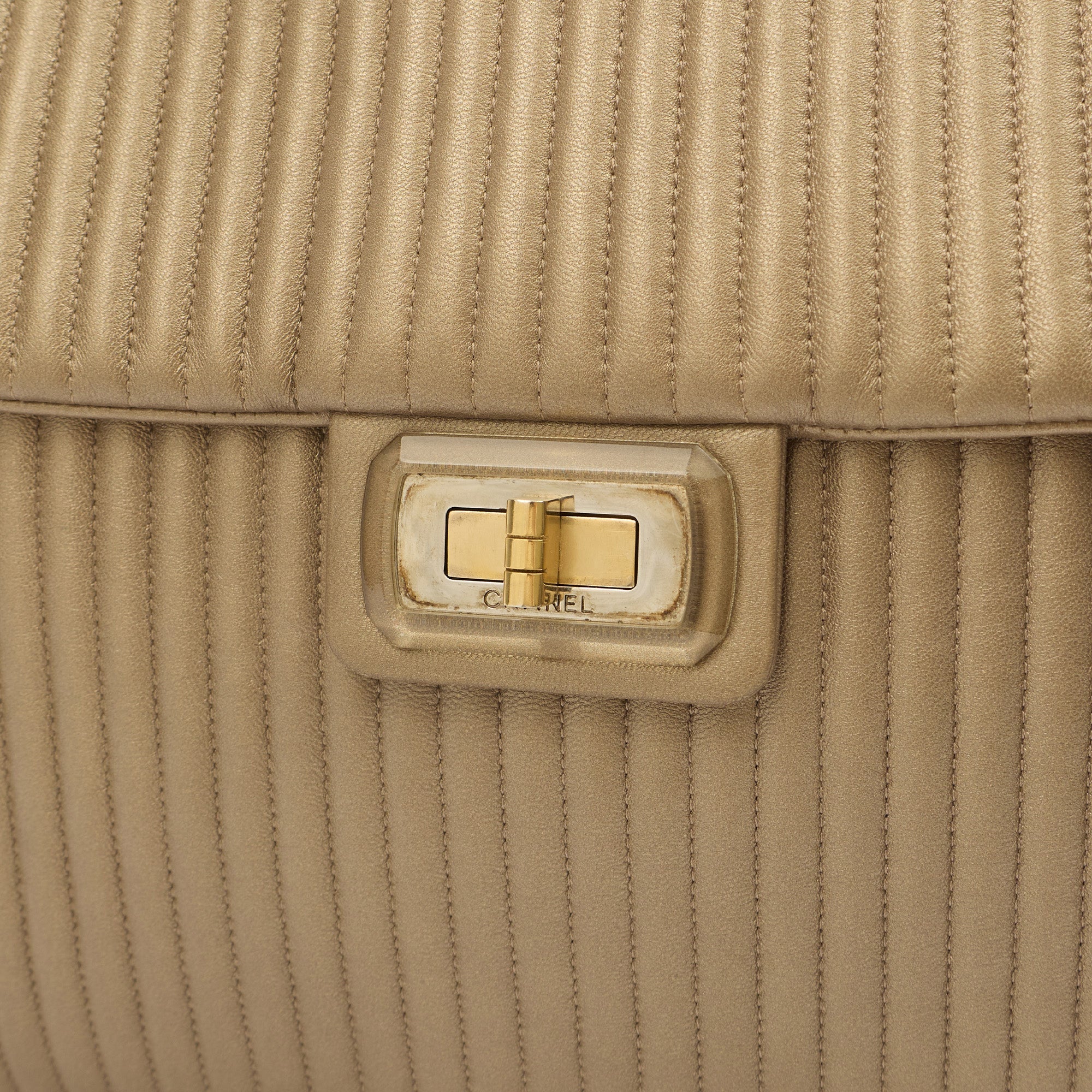 Chanel Shoulder Bag Shoulder Bag in Metallic, Calfskin Leather