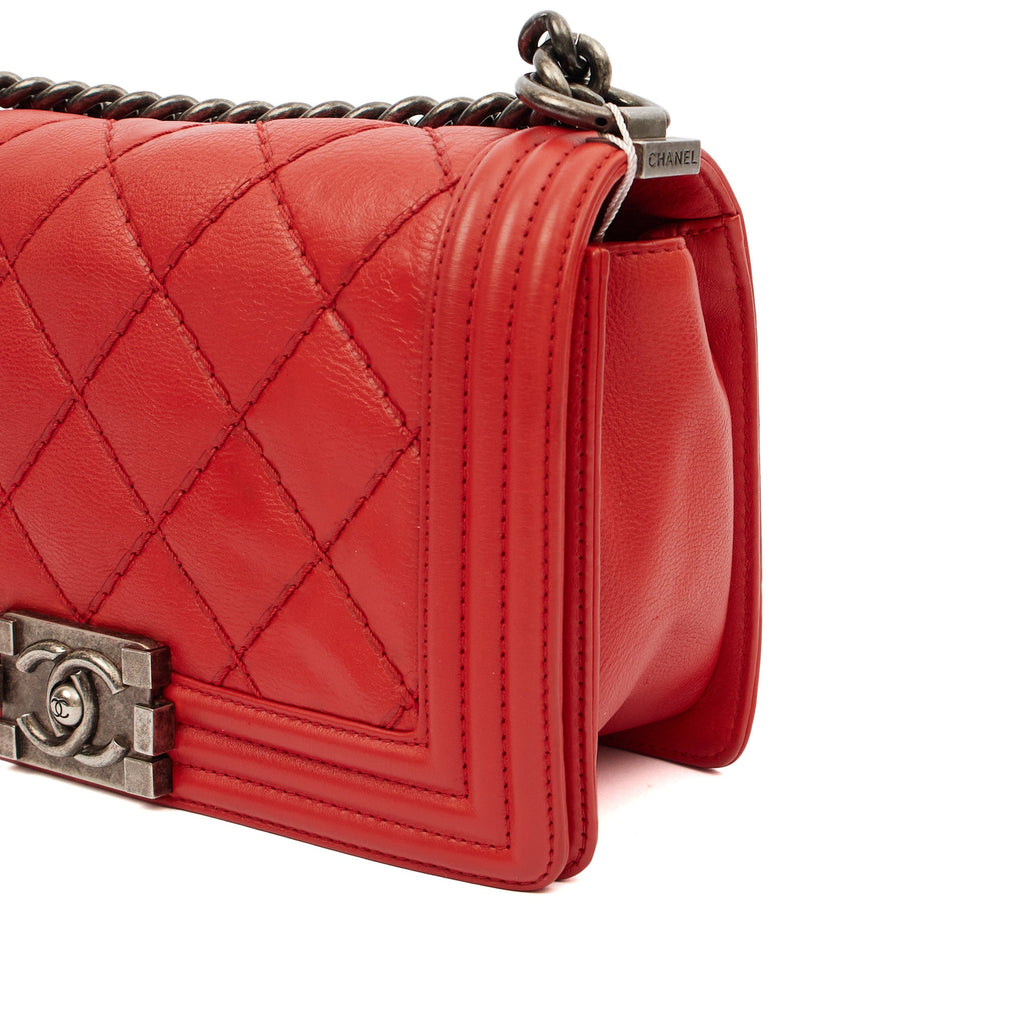 Chanel Shoulder Bag Boy - Medium in Red, Calfskin Leather