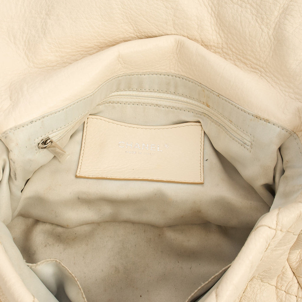Chanel Shoulder Bag Vintage Flap Bag  in White, Calfskin Leather