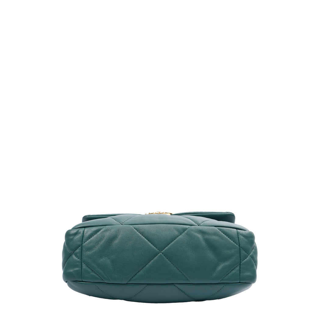 Chanel Cross Body Chanel 19 in Green, Calfskin Leather