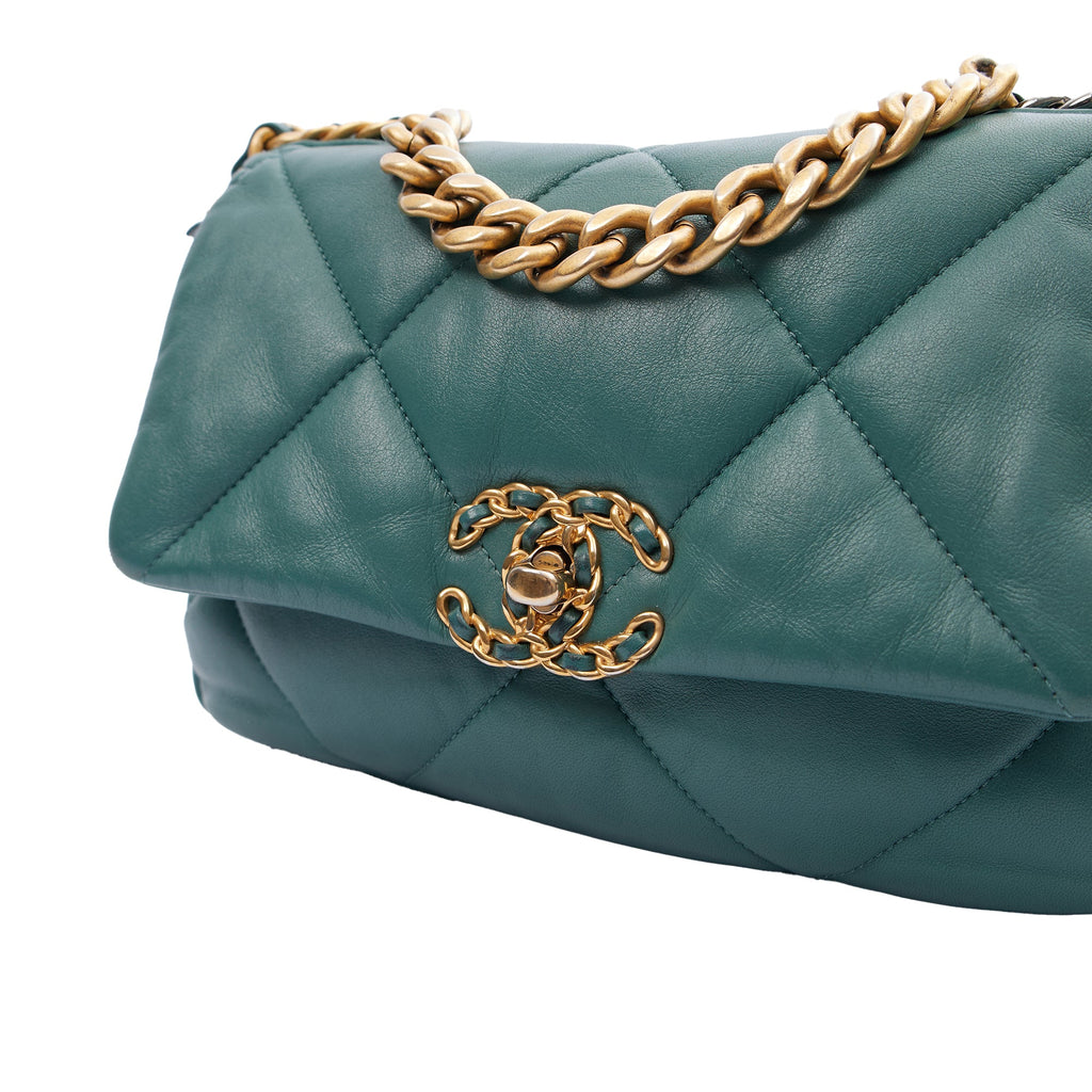 Chanel Cross Body Chanel 19 in Green, Calfskin Leather