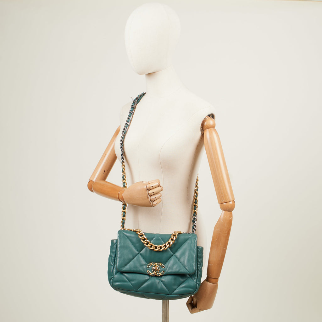 Chanel Cross Body Chanel 19 in Green, Calfskin Leather