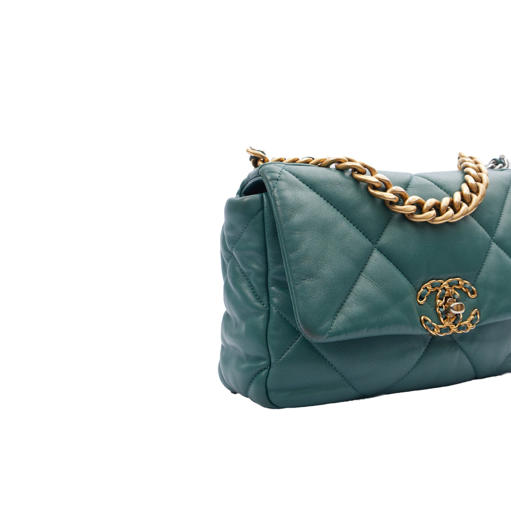 Chanel Cross Body Chanel 19 in Green, Calfskin Leather