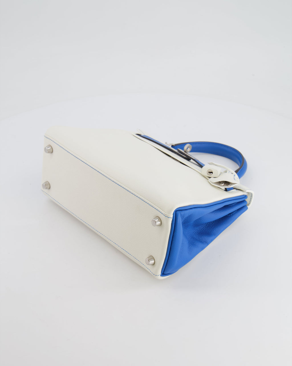 Hermès HSS Kelly 25 Retourne Bag in White and Bleu Mykonos Evercolor Leather with Contrast Stitching and Brushed Palladium Hardware