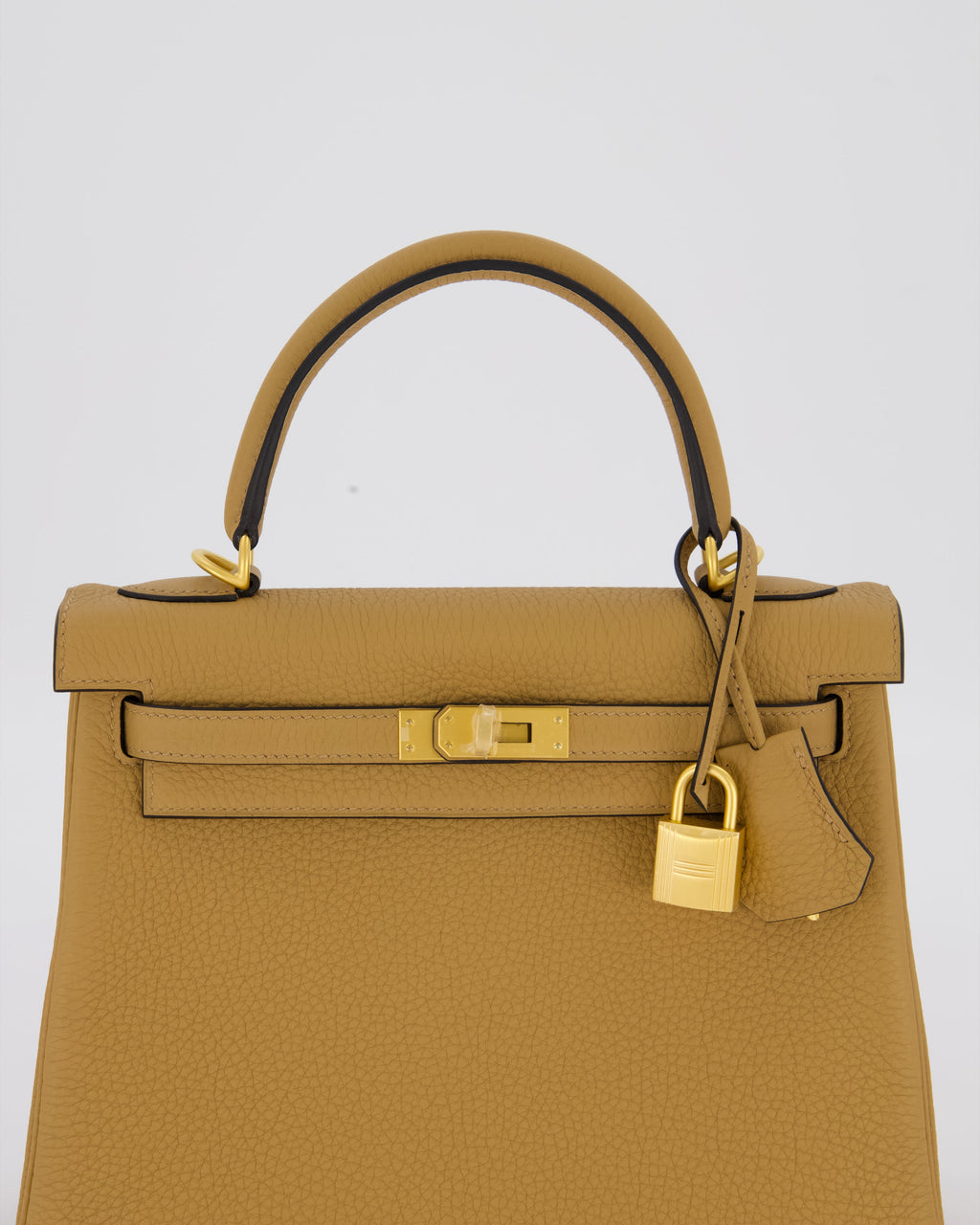 *SUPER RARE* Hermès HSS Kelly 25 Retourne Verso Bag in Chai Togo Leather with Brushed Gold Hardware and Rouge H Interior