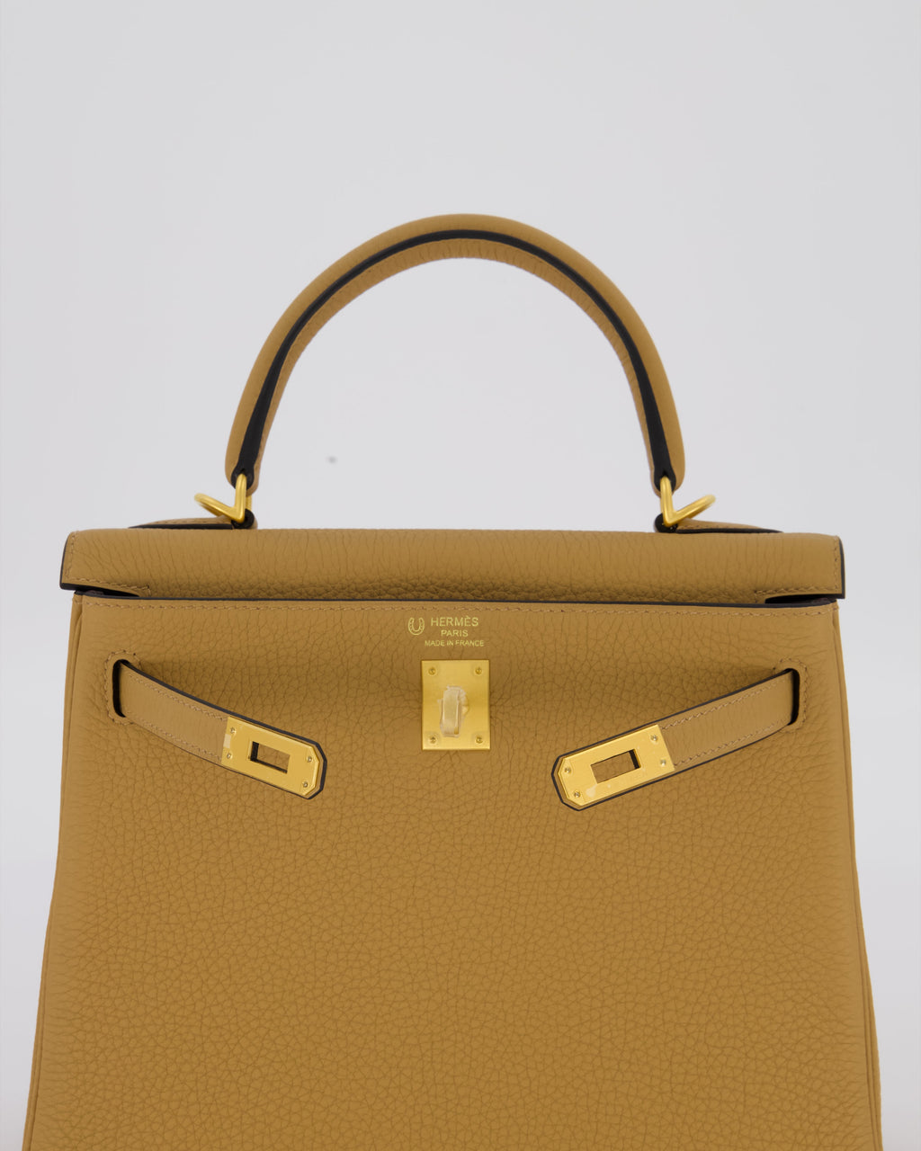 *SUPER RARE* Hermès HSS Kelly 25 Retourne Verso Bag in Chai Togo Leather with Brushed Gold Hardware and Rouge H Interior