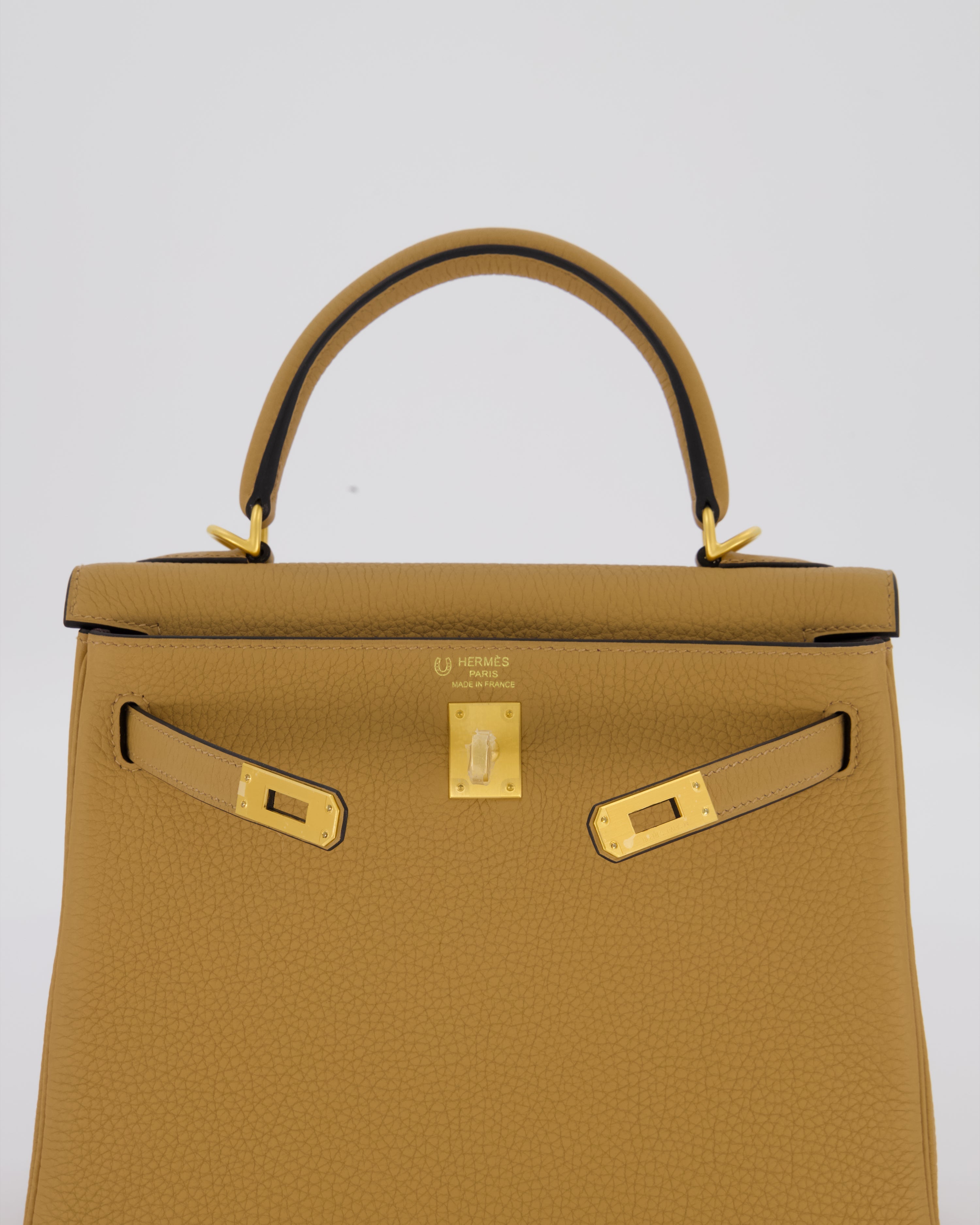 *SUPER RARE* Hermès HSS Kelly 25 Retourne Verso Bag in Chai Togo Leather with Brushed Gold Hardware and Rouge H Interior