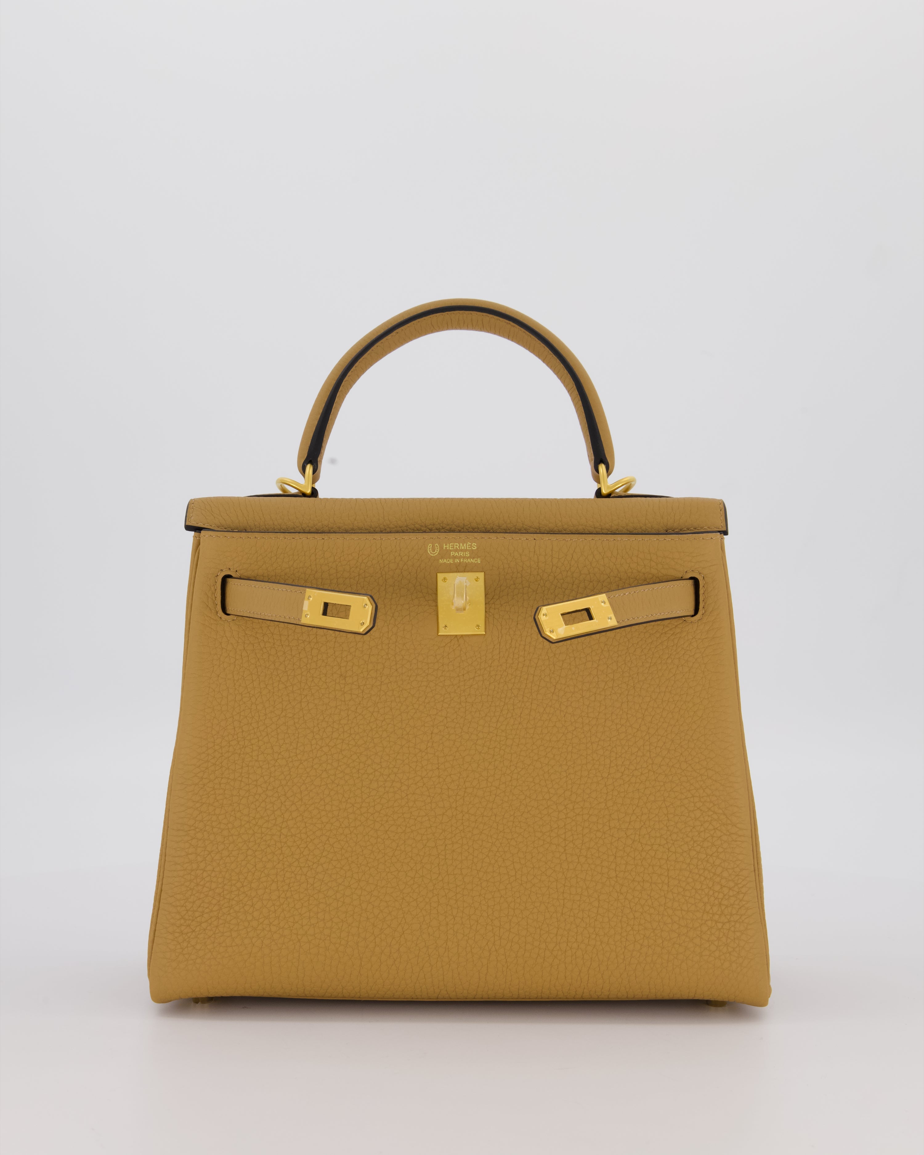 *SUPER RARE* Hermès HSS Kelly 25 Retourne Verso Bag in Chai Togo Leather with Brushed Gold Hardware and Rouge H Interior