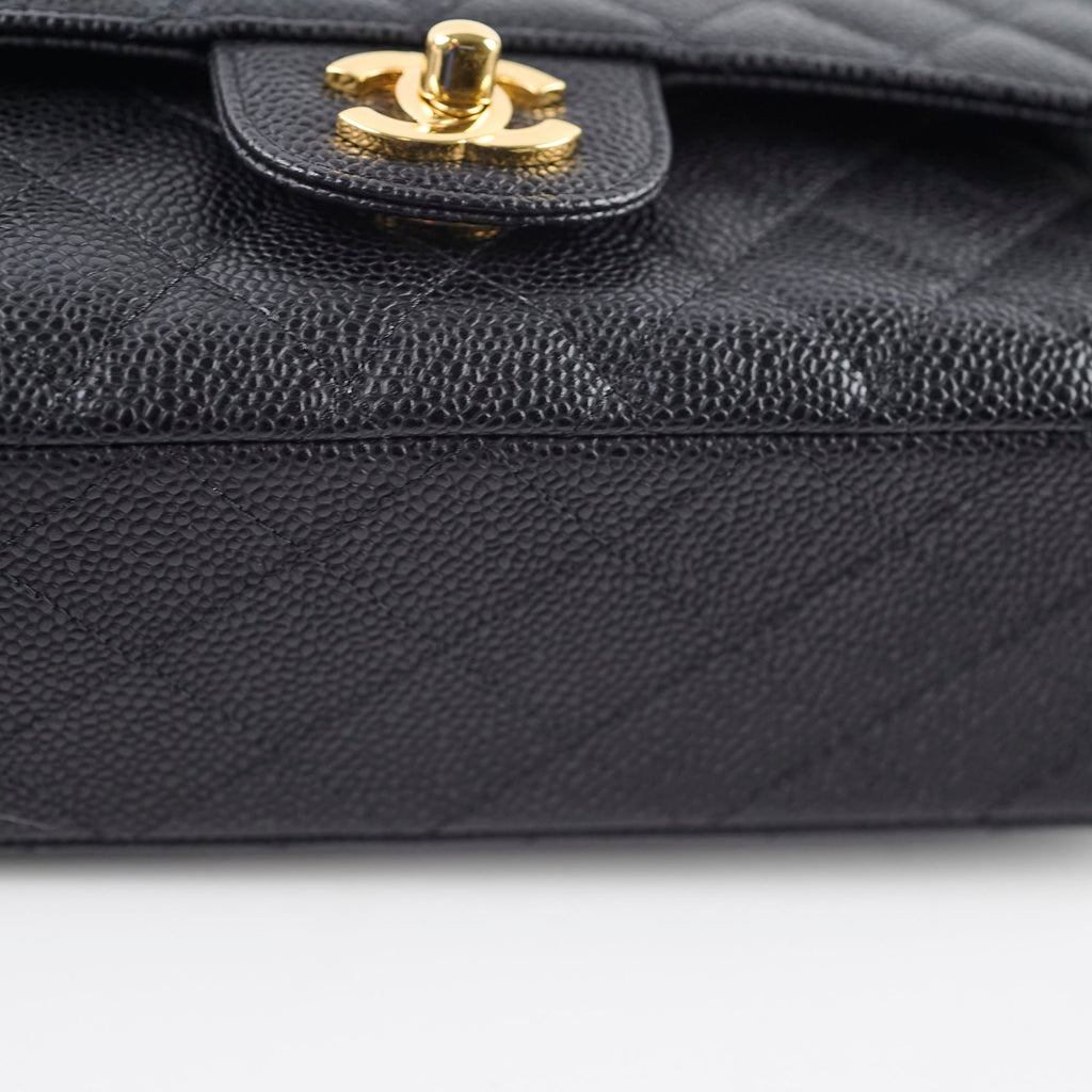 Chanel Caviar Medium Medium/Large Classic Flap Black