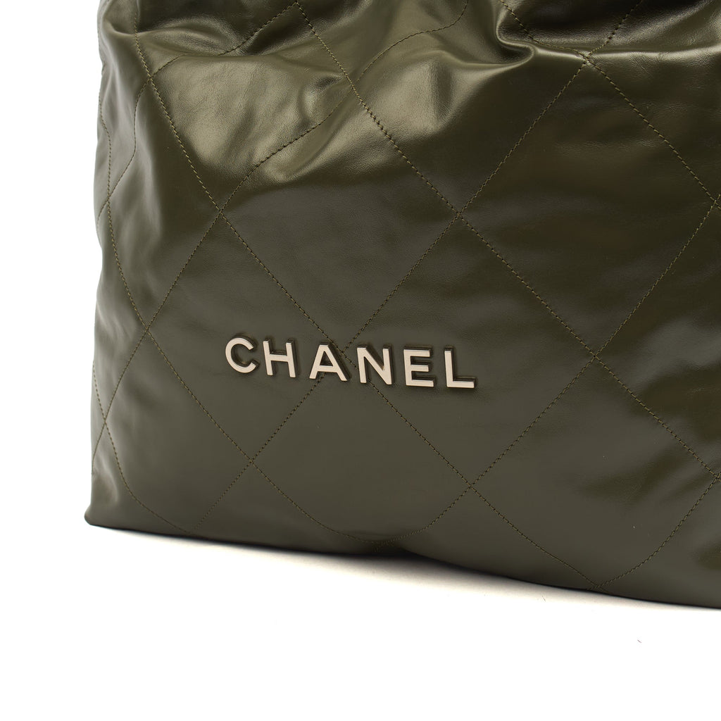 Chanel Shoulder Bag Chanel 22 in Green, Calfskin Leather