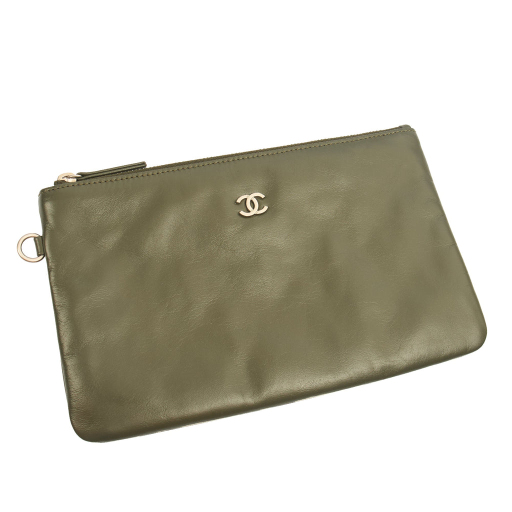 Chanel Shoulder Bag Chanel 22 in Green, Calfskin Leather