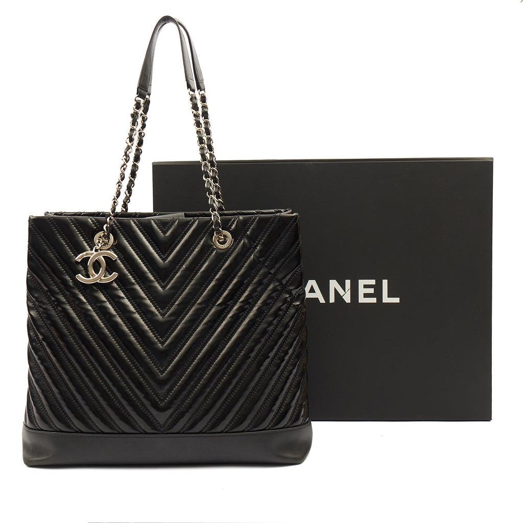 Chanel Tote in Black, Patent Leather