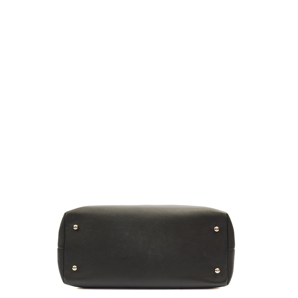 Chanel Tote in Black, Patent Leather