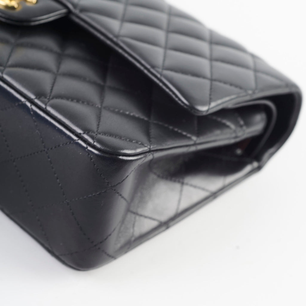 Chanel M/L Classic Flap Lambskin Black - 2026