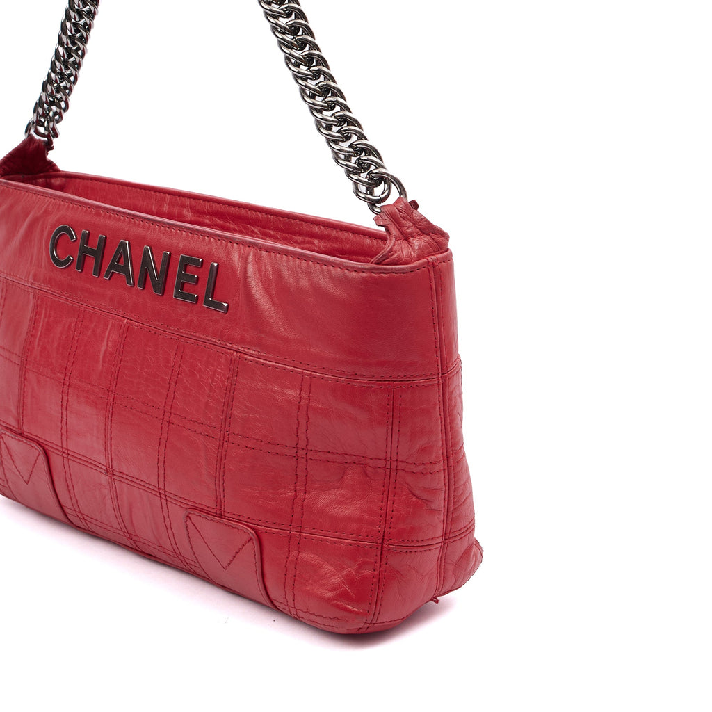 Chanel Shoulder Bag in Red, Calfskin Leather