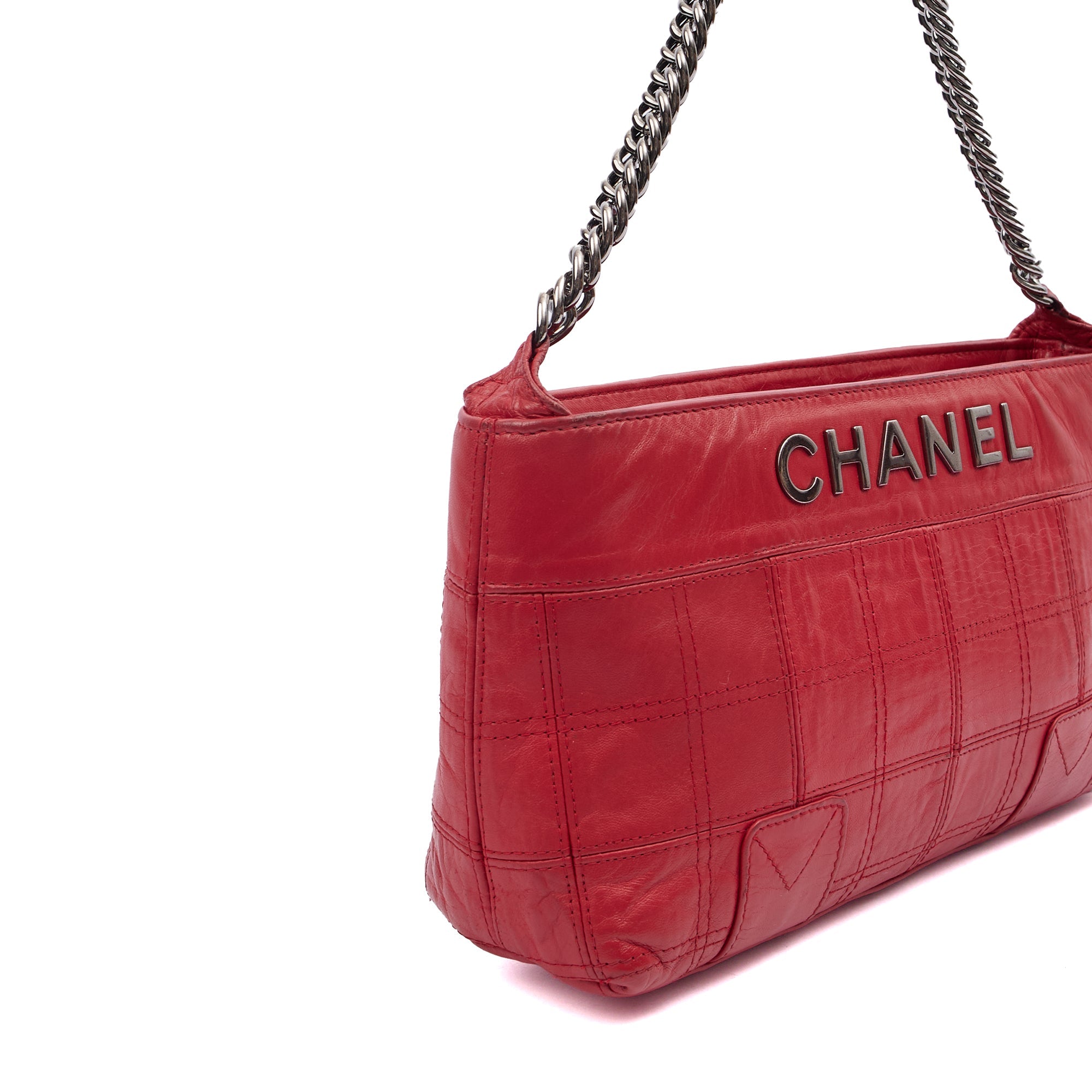 Chanel Shoulder Bag in Red, Calfskin Leather