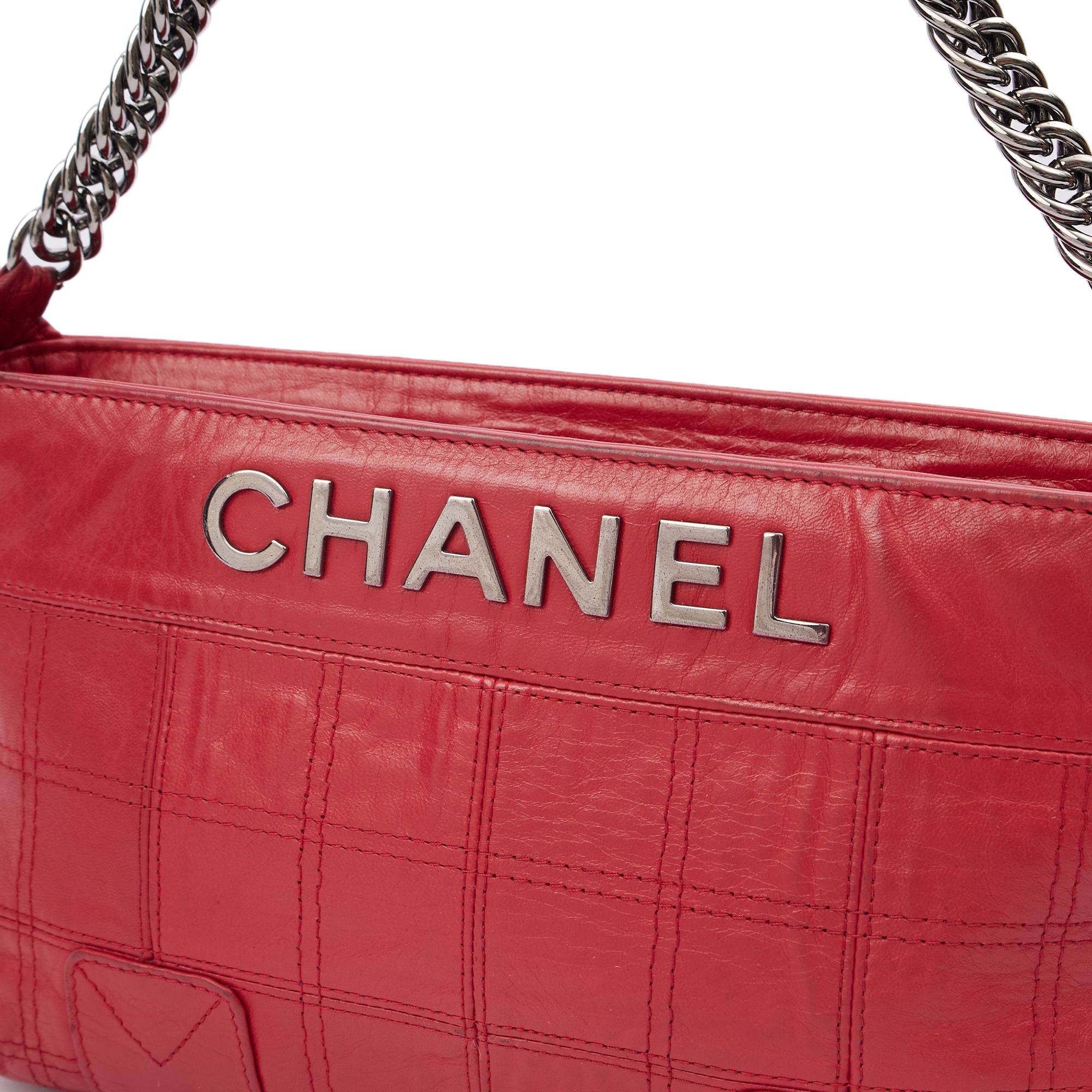 Chanel Shoulder Bag in Red, Calfskin Leather