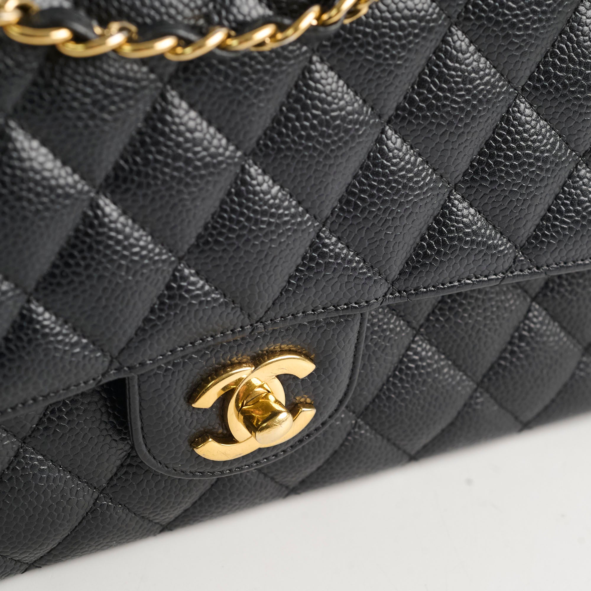 Chanel Caviar Medium Medium/Large Classic Flap