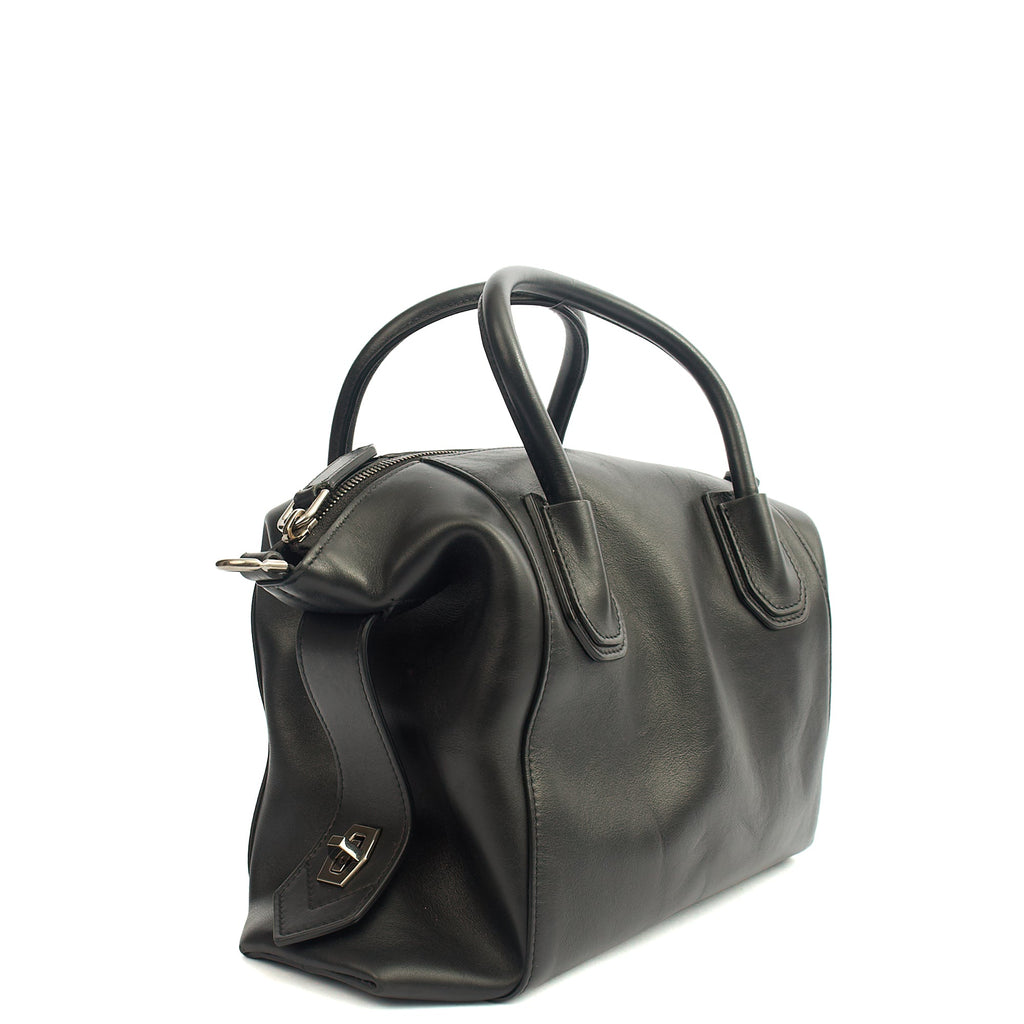 Givenchy Shoulder Bag Antigona Soft - Medium in Black, Leather
