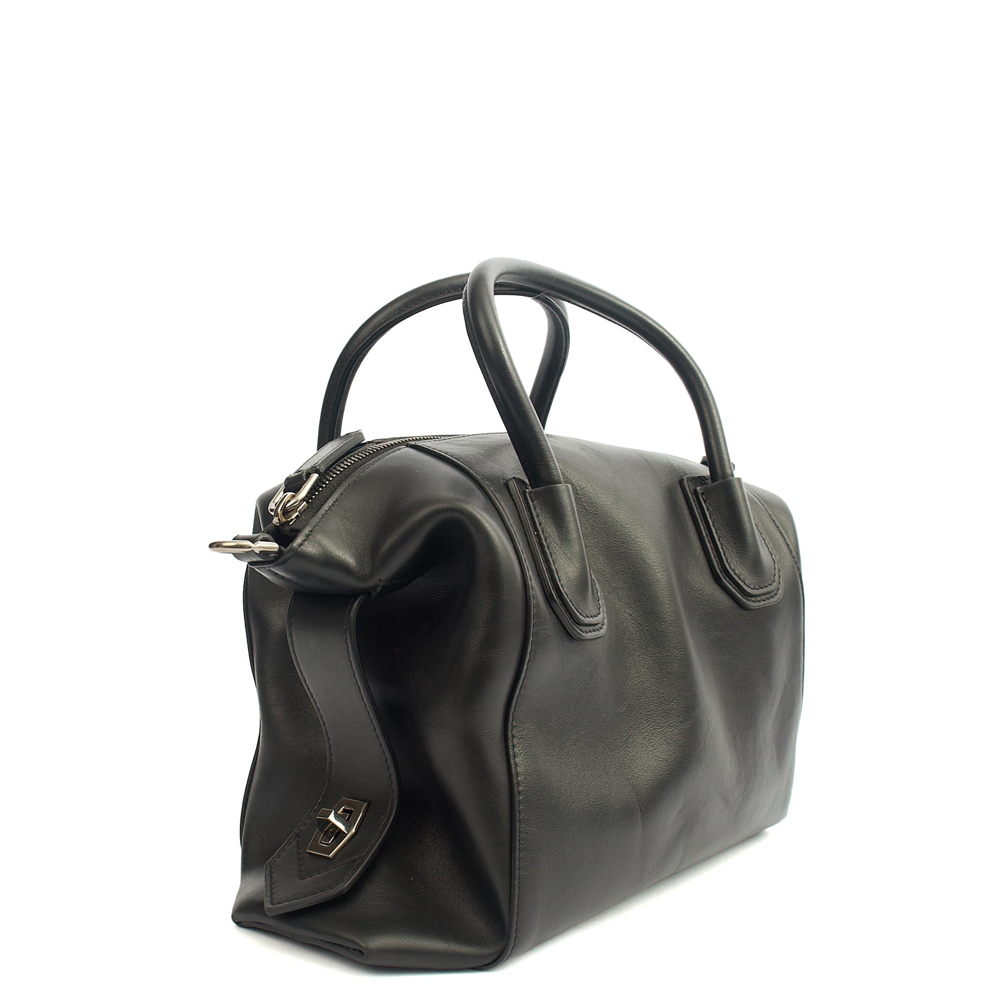 Givenchy Shoulder Bag Antigona Soft - Medium in Black, Leather