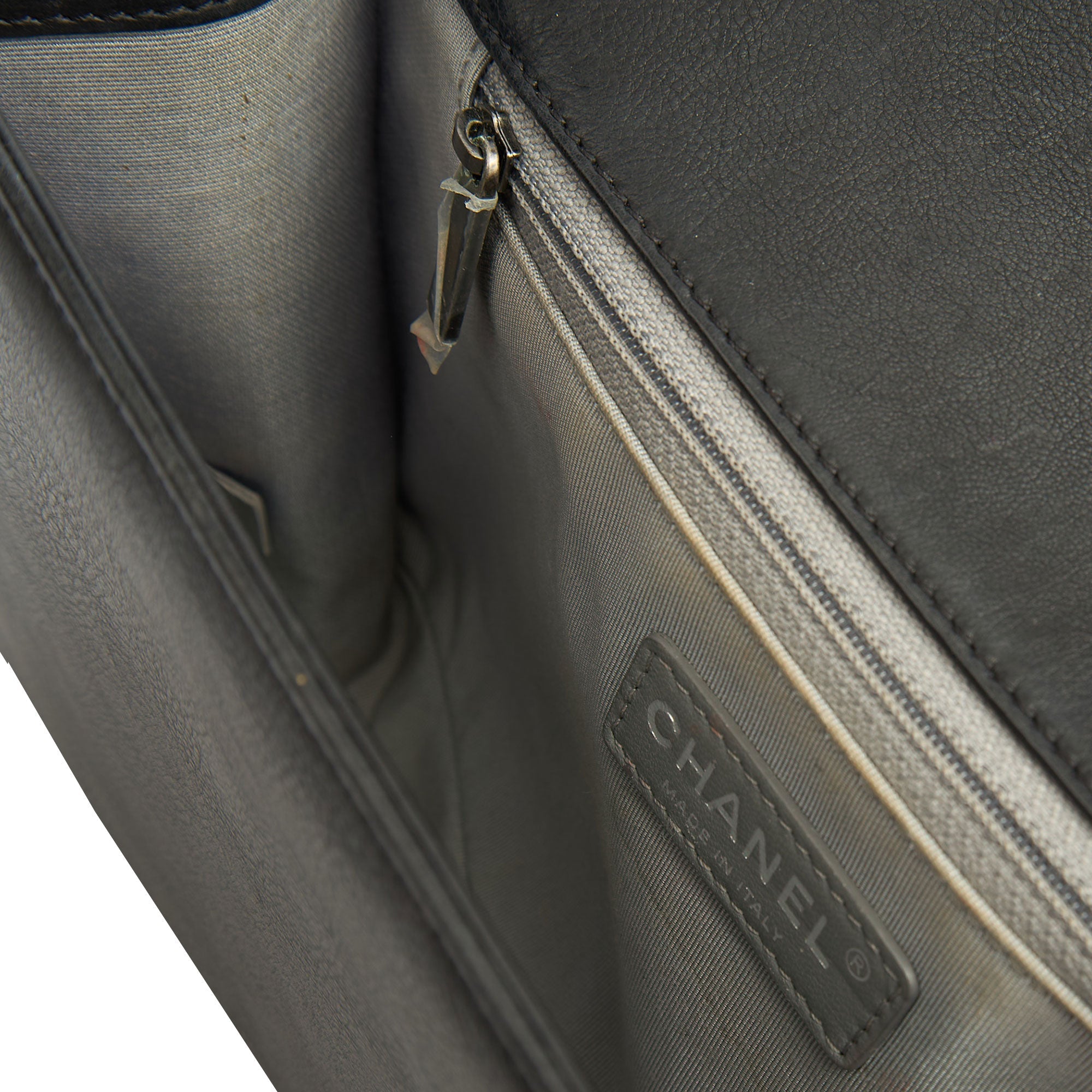 Chanel Shoulder Bag Boy - New Medium in Black, Calfskin Leather