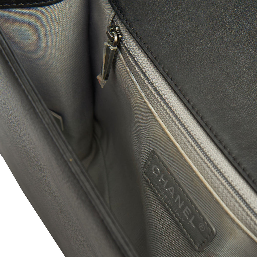 Chanel Shoulder Bag Boy - New Medium in Black, Calfskin Leather
