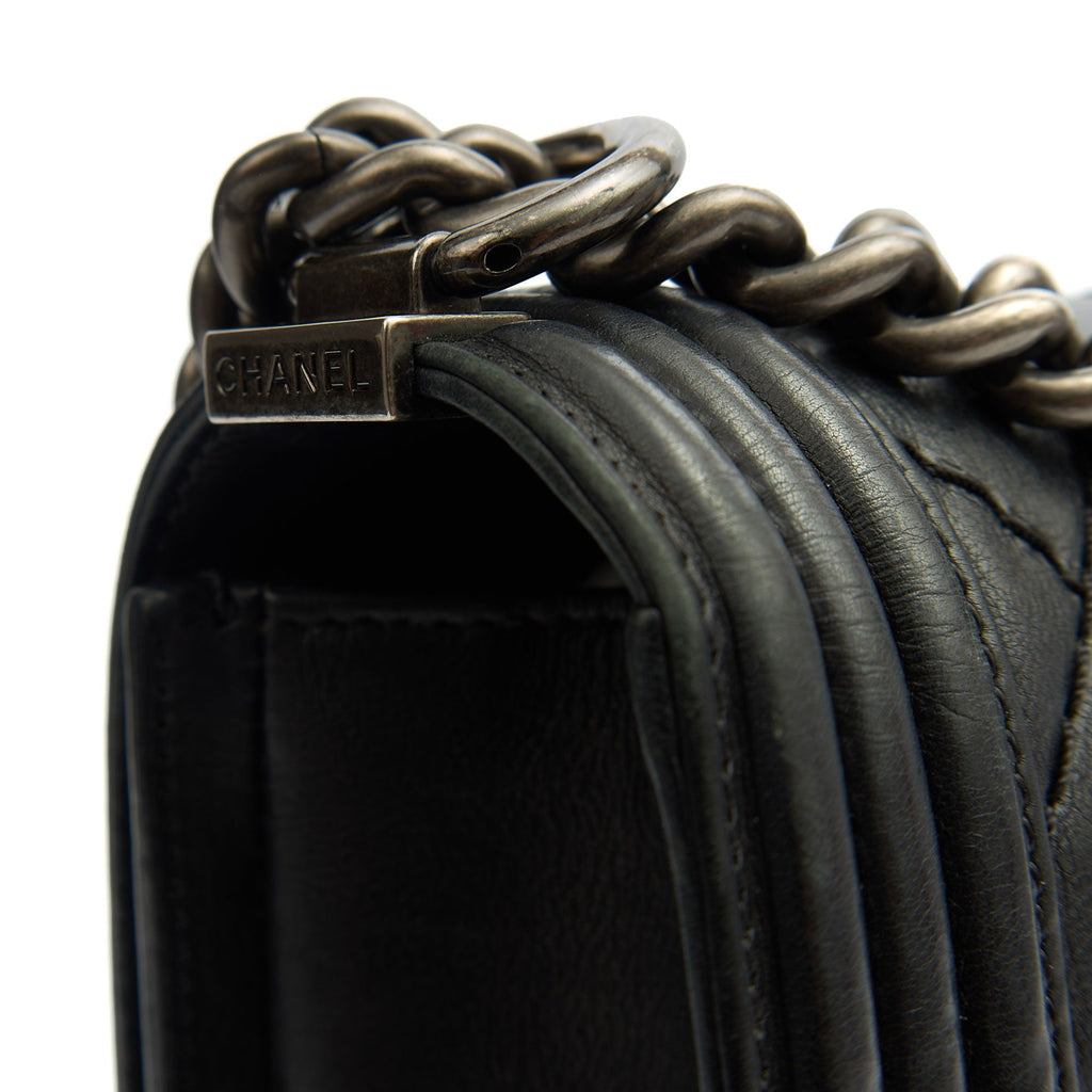 Chanel Shoulder Bag Boy - New Medium in Black, Calfskin Leather