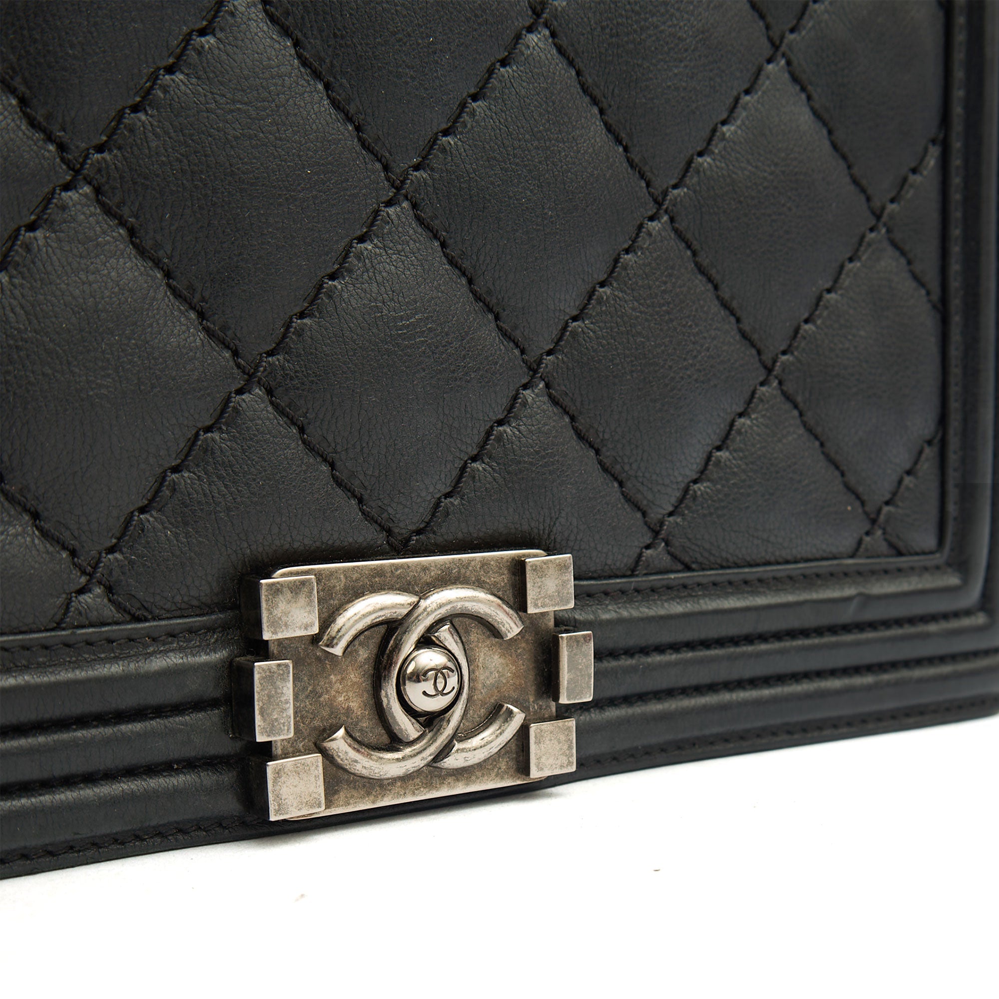 Chanel Shoulder Bag Boy - New Medium in Black, Calfskin Leather