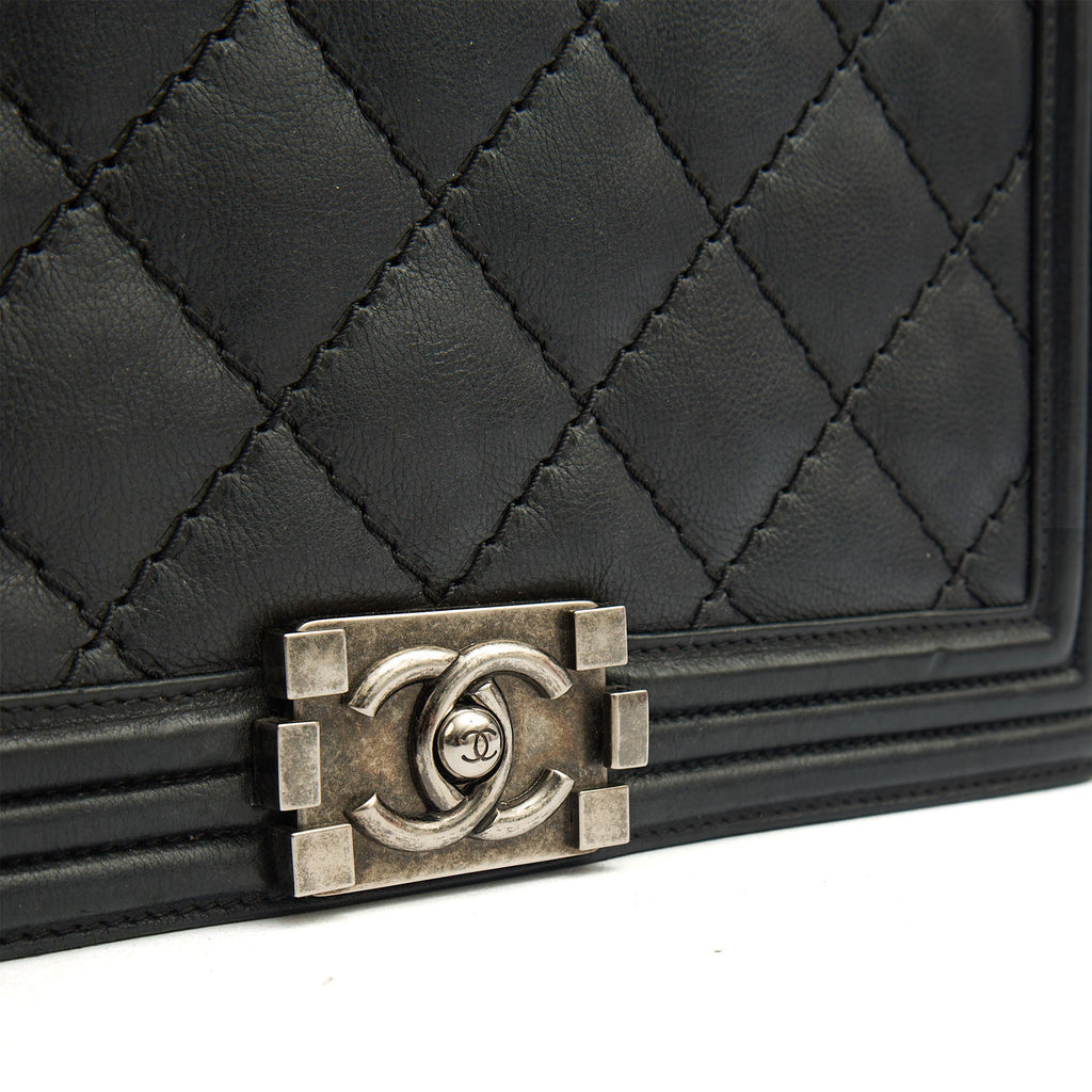 Chanel Shoulder Bag Boy - New Medium in Black, Calfskin Leather