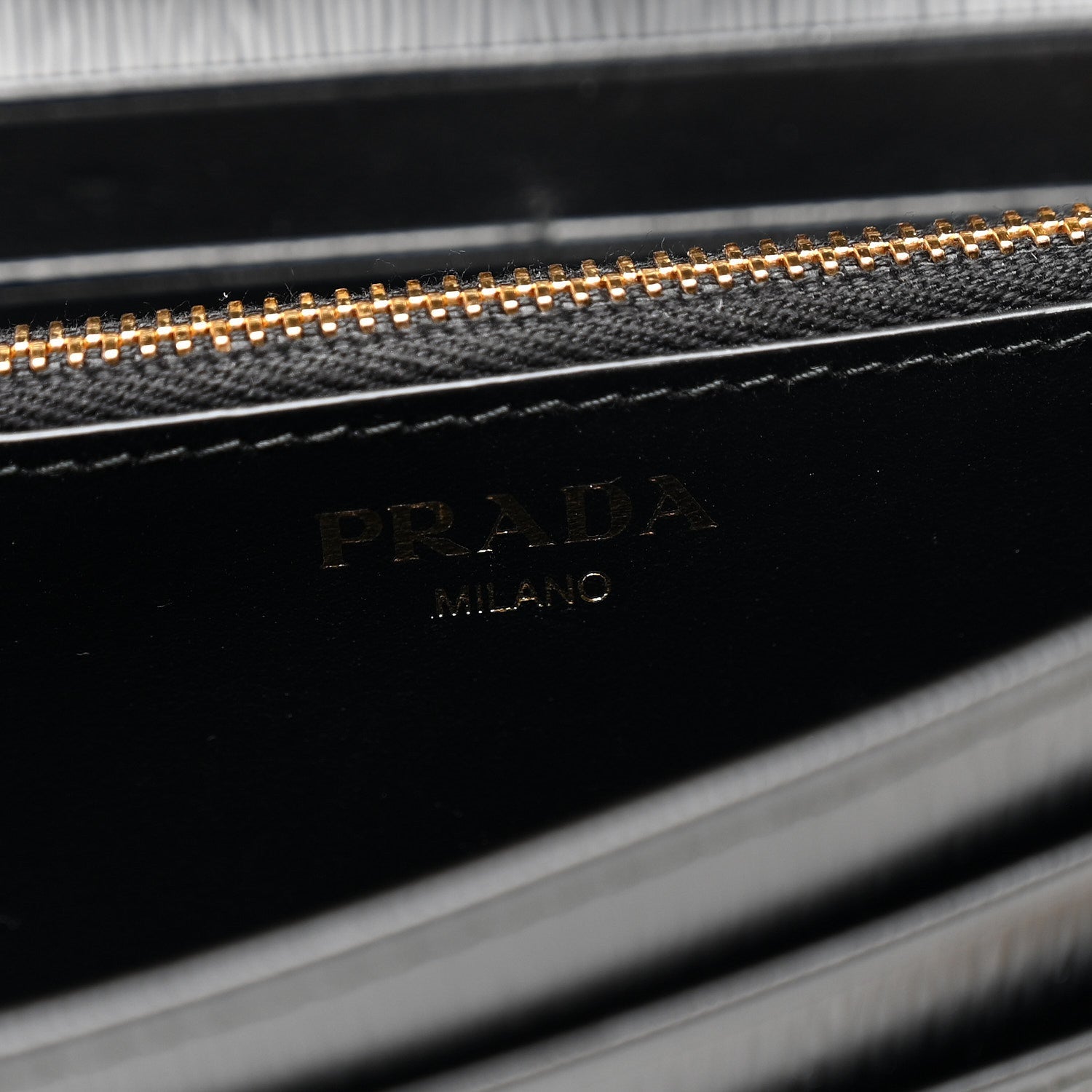 Vitello Move Metal Oro Chain Wallet Black