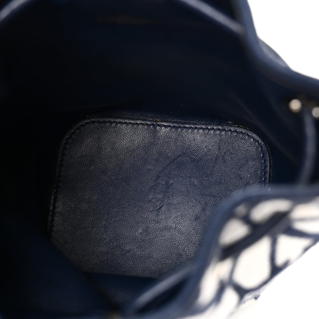 Toile Iconographe Nappa Mini Vlogo Signature Bucket Bag White Worker