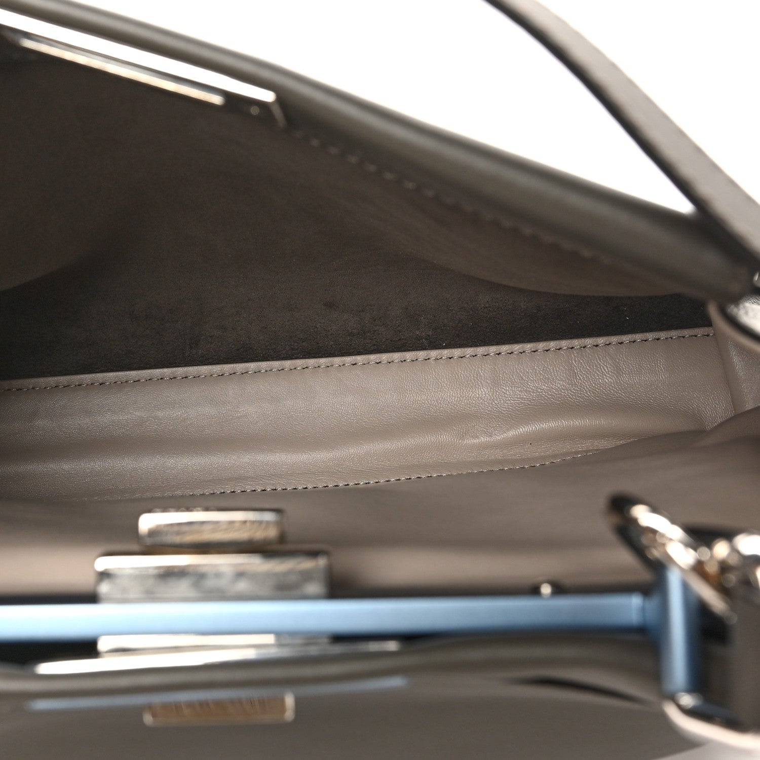 Vitello Seta Shiny Nappa Medium Peekaboo Iconic Satchel Carbone Grigio Polvere
