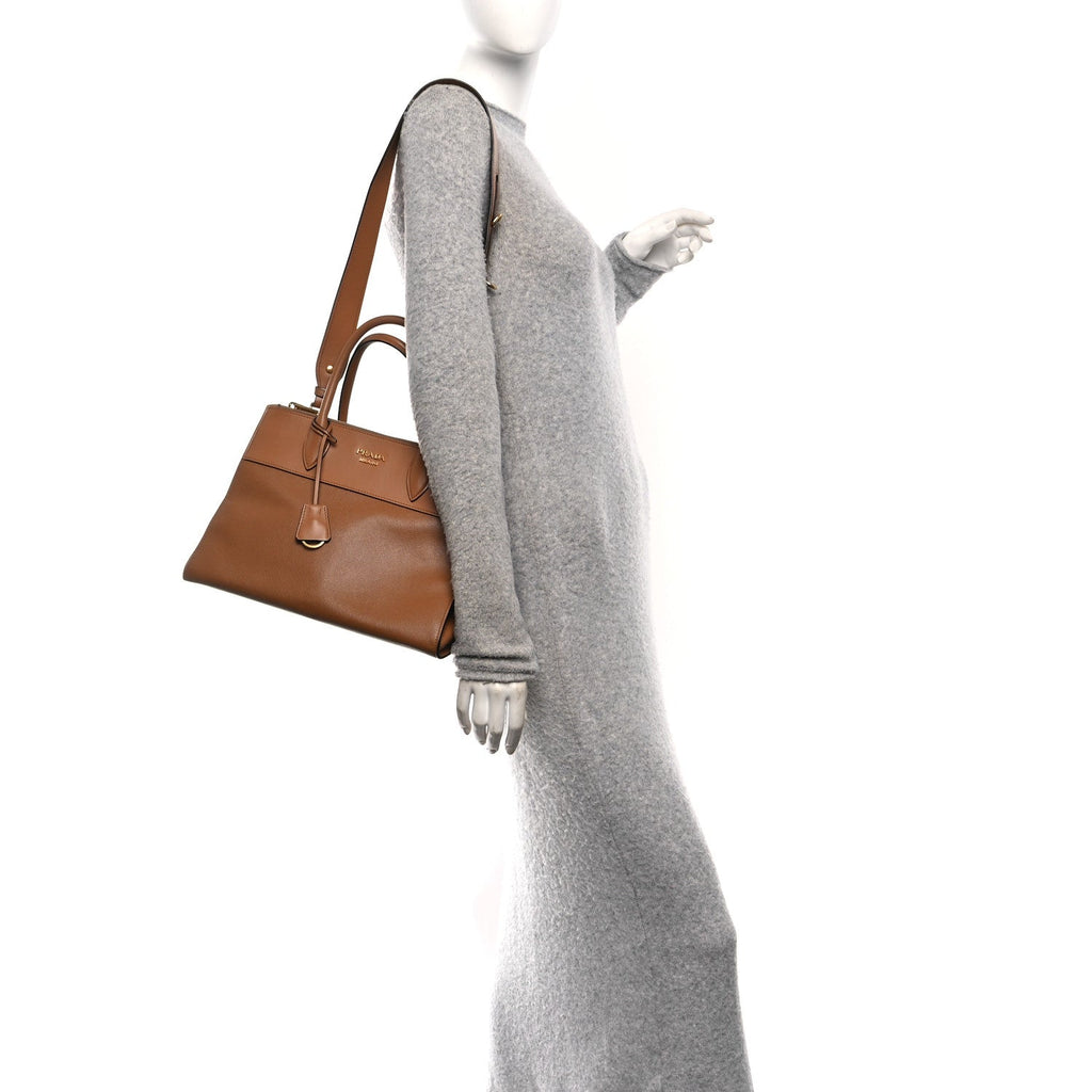 Saffiano City Calf Medium Esplanade Tote Caramel