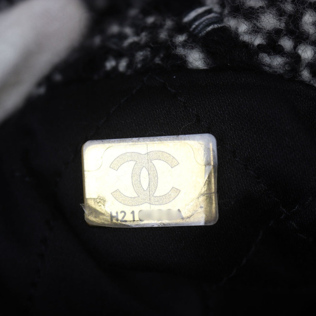Chanel 22 Hobo Medium Tweed