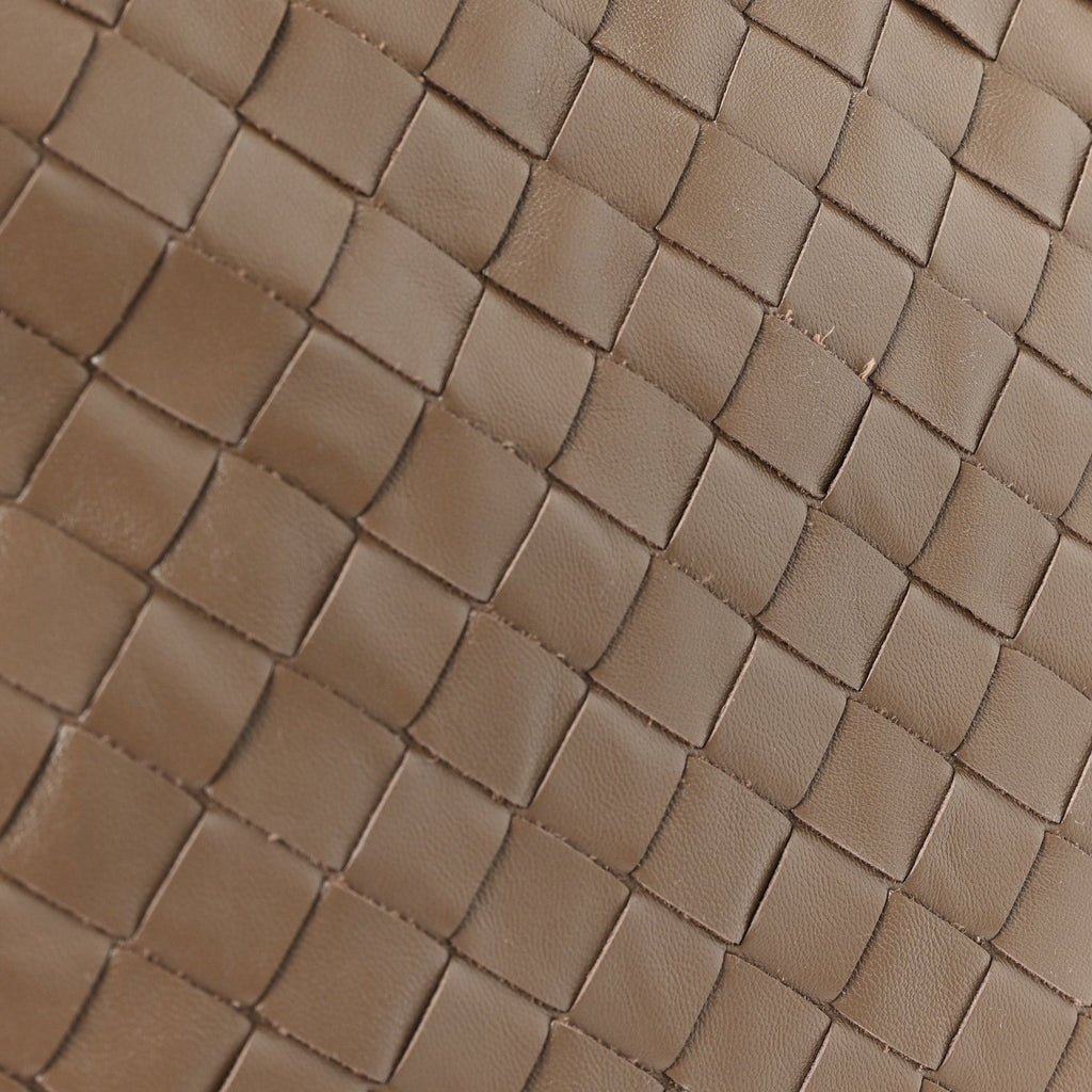 Calfskin Intrecciato Small Hop Pinecone