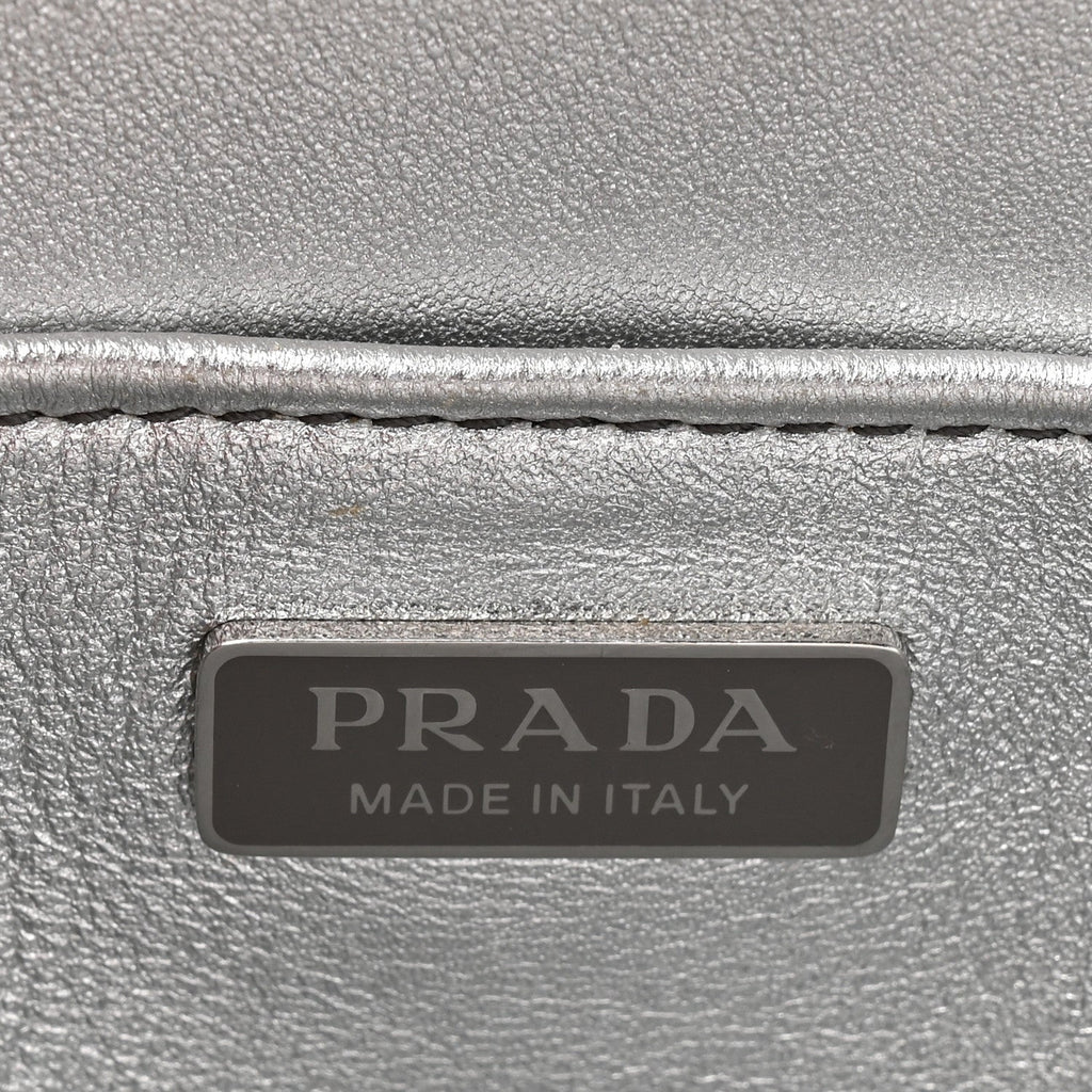 Spazzolato Metal Triangle Logo Triangle Patterned Small Double Handle Crossbody Tote Argento