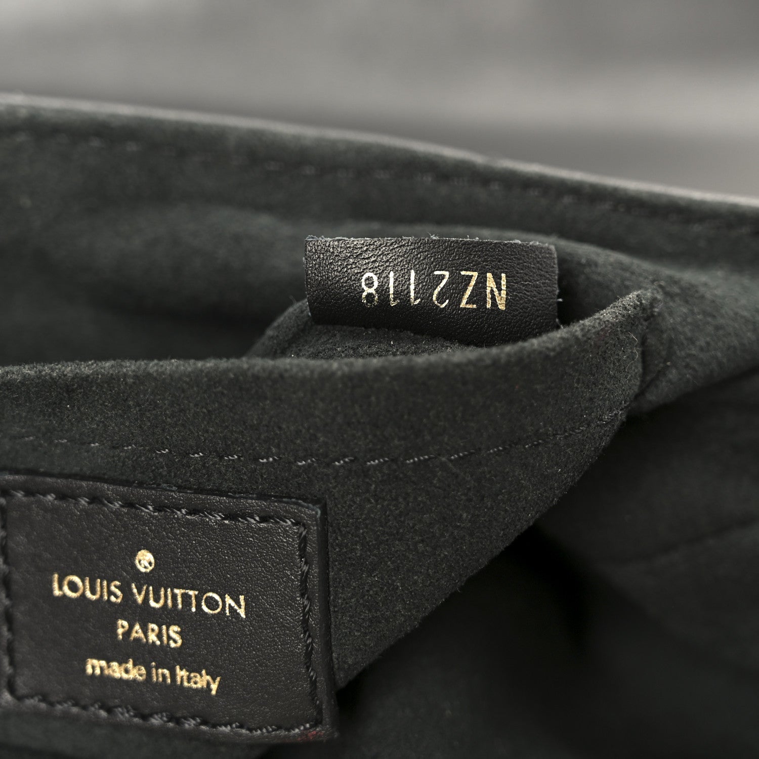 Calfskin New Wave Chain PM Black