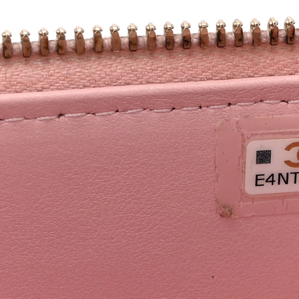 Caviar Quilted Pearl Enamel Small Vanity Case With Chain Light Pink