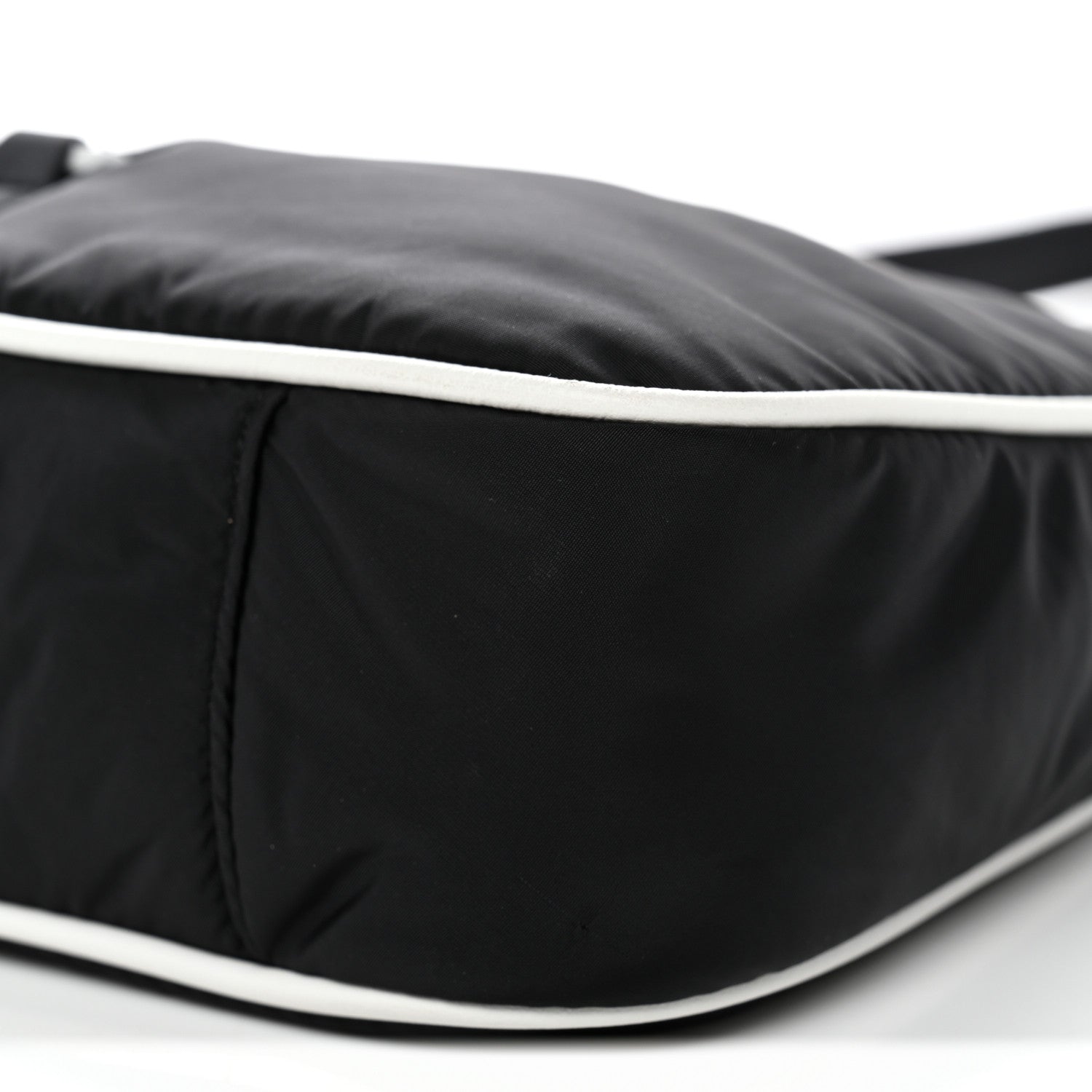 Econyl Nylon Le 5 A 7 Hobo Black White