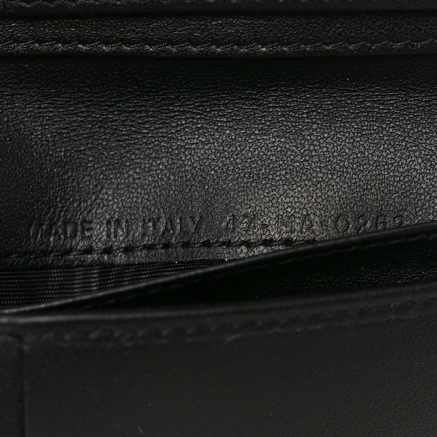 Grained Calfskin Supple Cannage Caro Scarlet Zipped Wallet Black