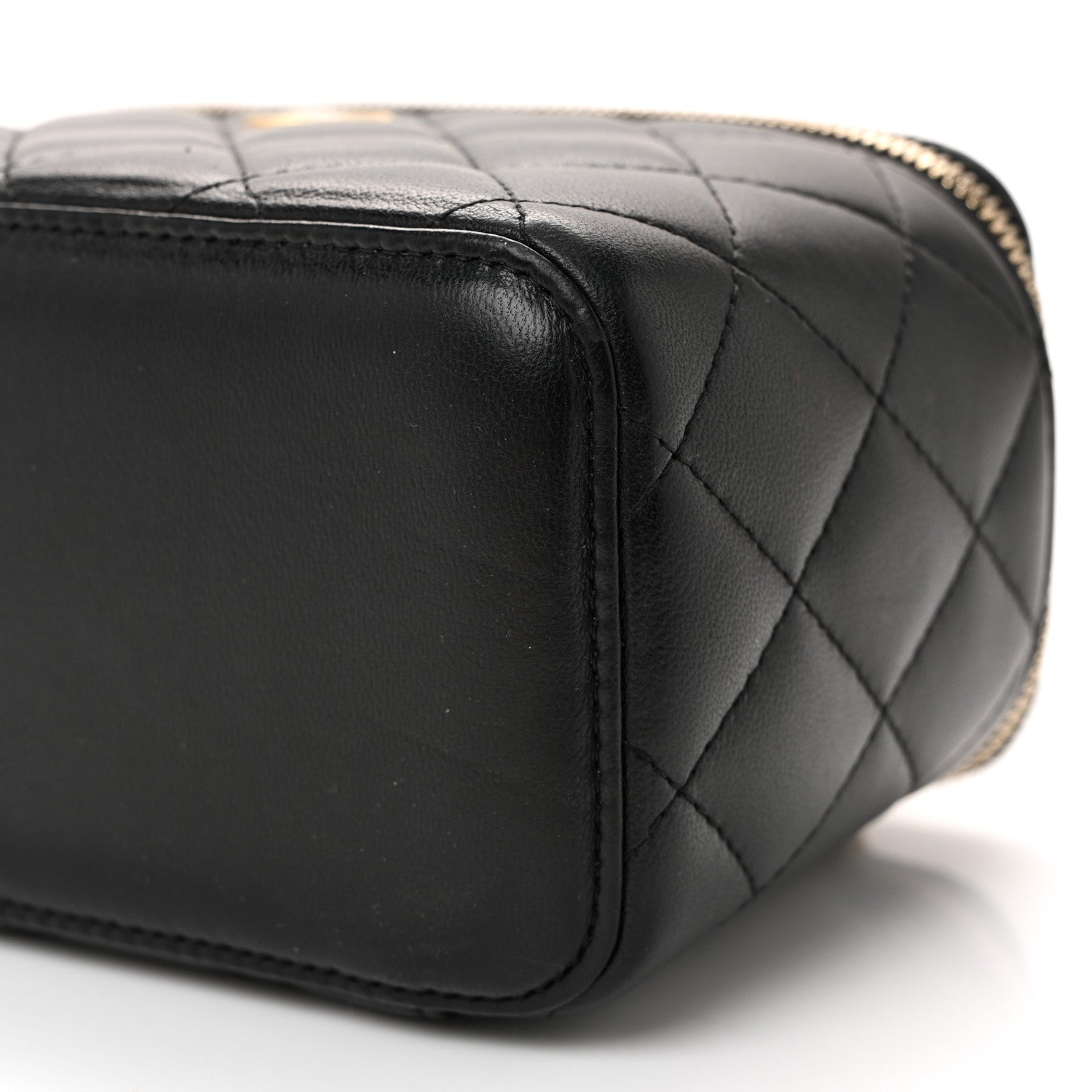 Lambskin Quilted Pearl Crush Small Vanity Case With Chain Black