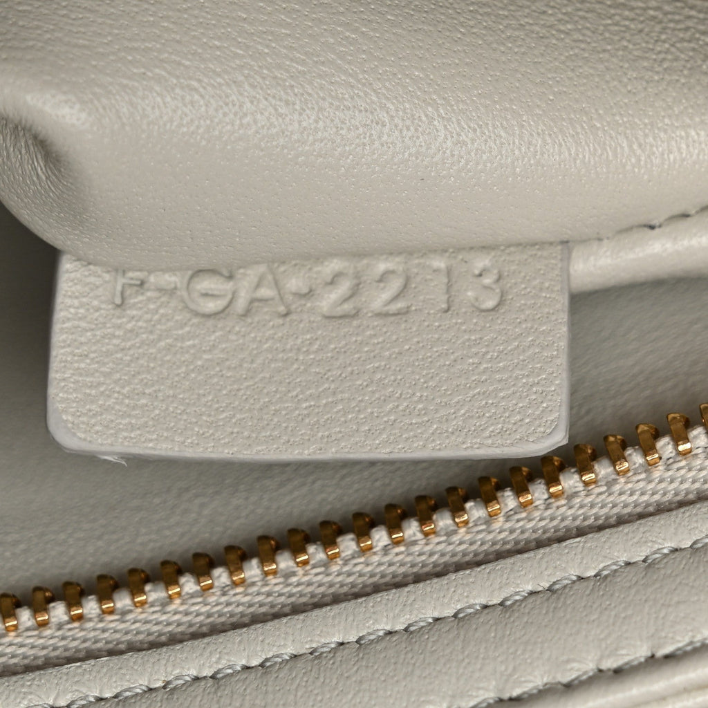 Shiny Calfskin Teen Triomphe Chalk