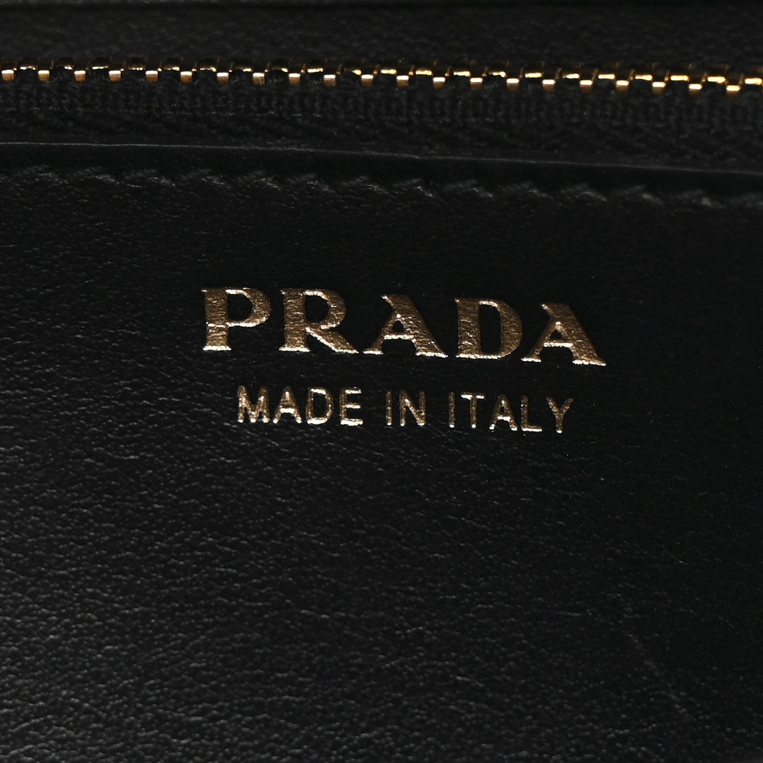 Vitello Move Metal Oro Chain Wallet Black