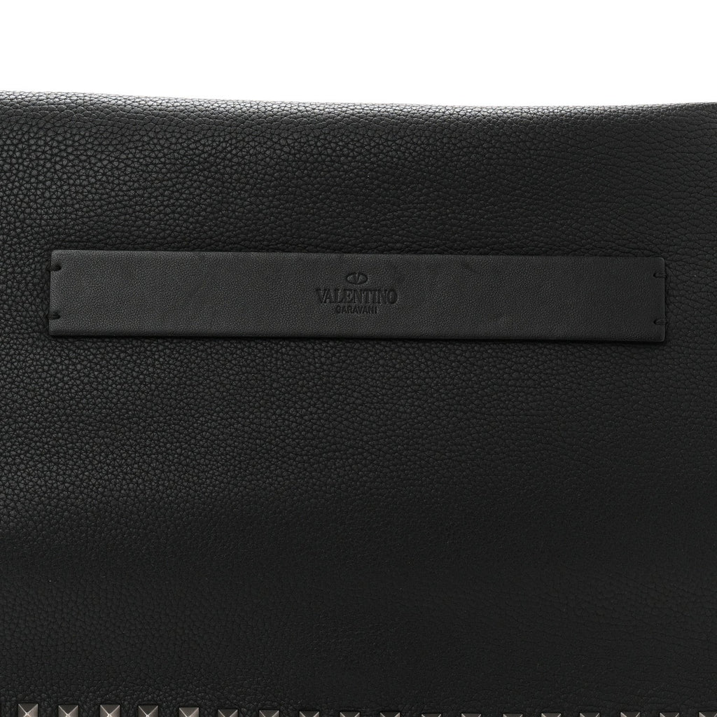 Pebbled Calfskin Rockstud Messenger Black