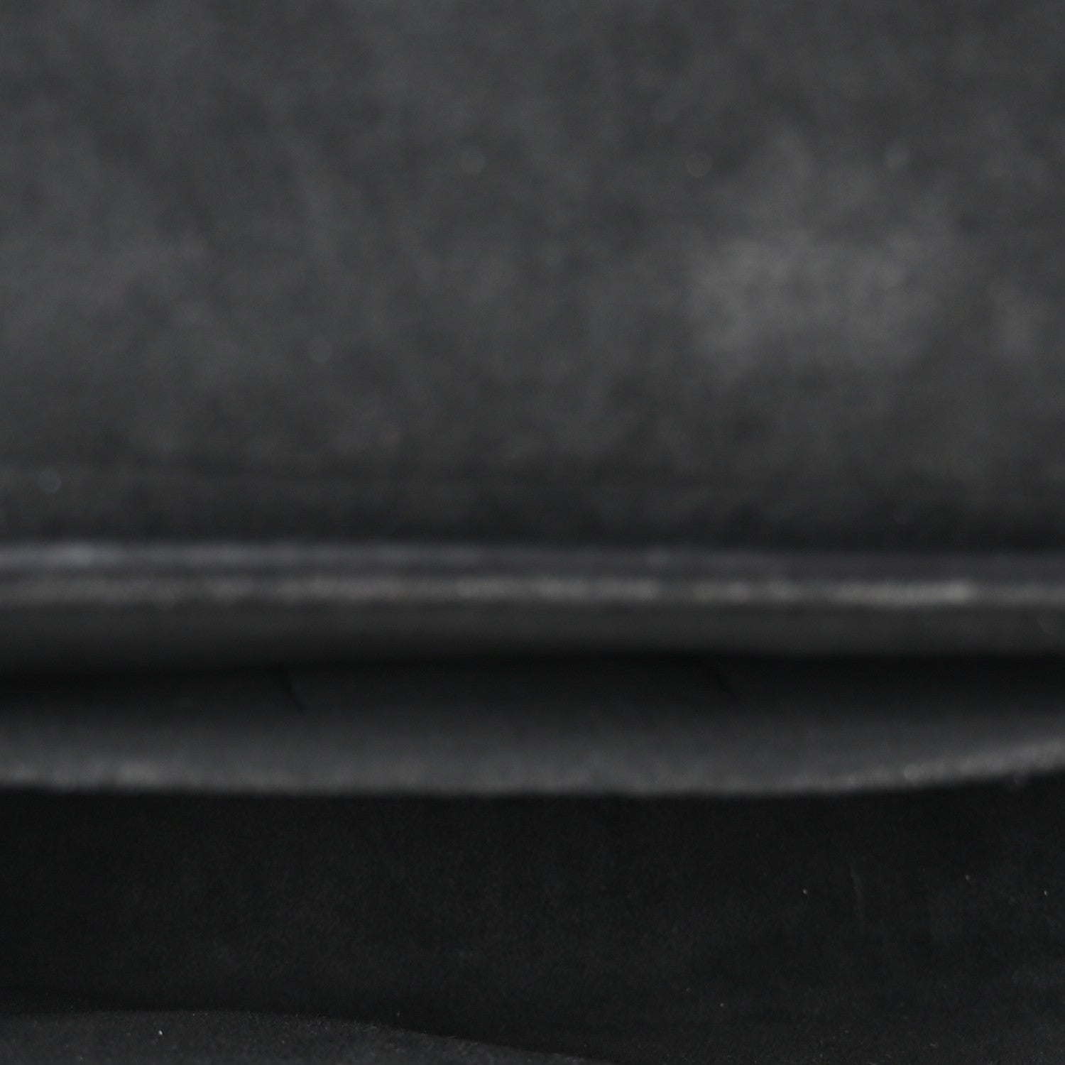 Grained Calfskin Lockme Tender Black