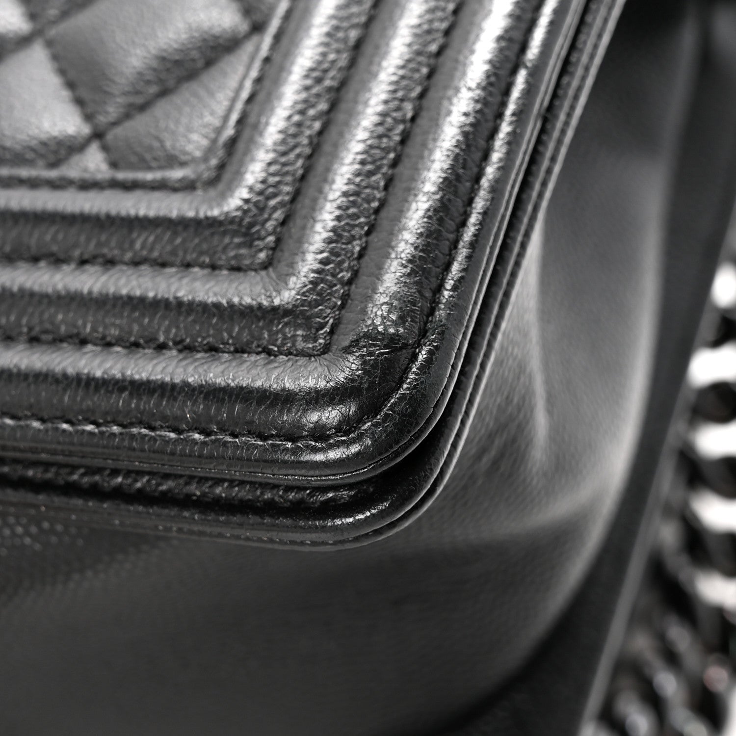 Caviar Quilted Medium Boy Flap So Black