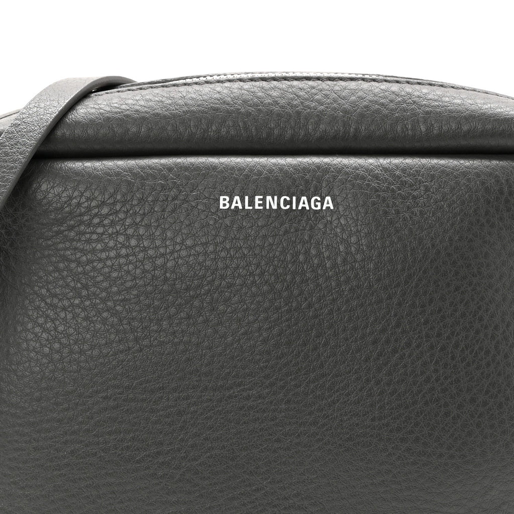 Calfskin Logo S Everyday Camera Bag Gris Fossile