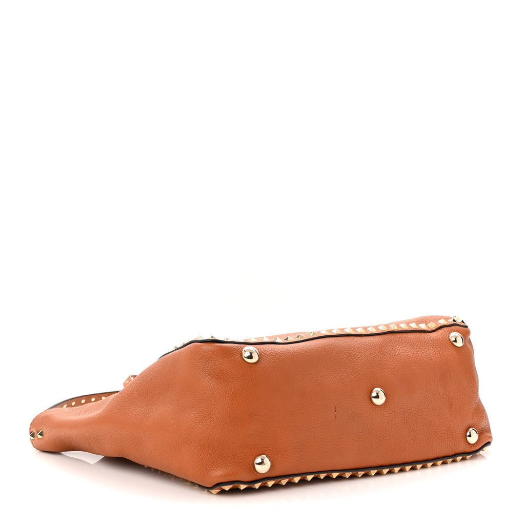Pebbled Calfskin Medium Rockstud Tote Light Cuir